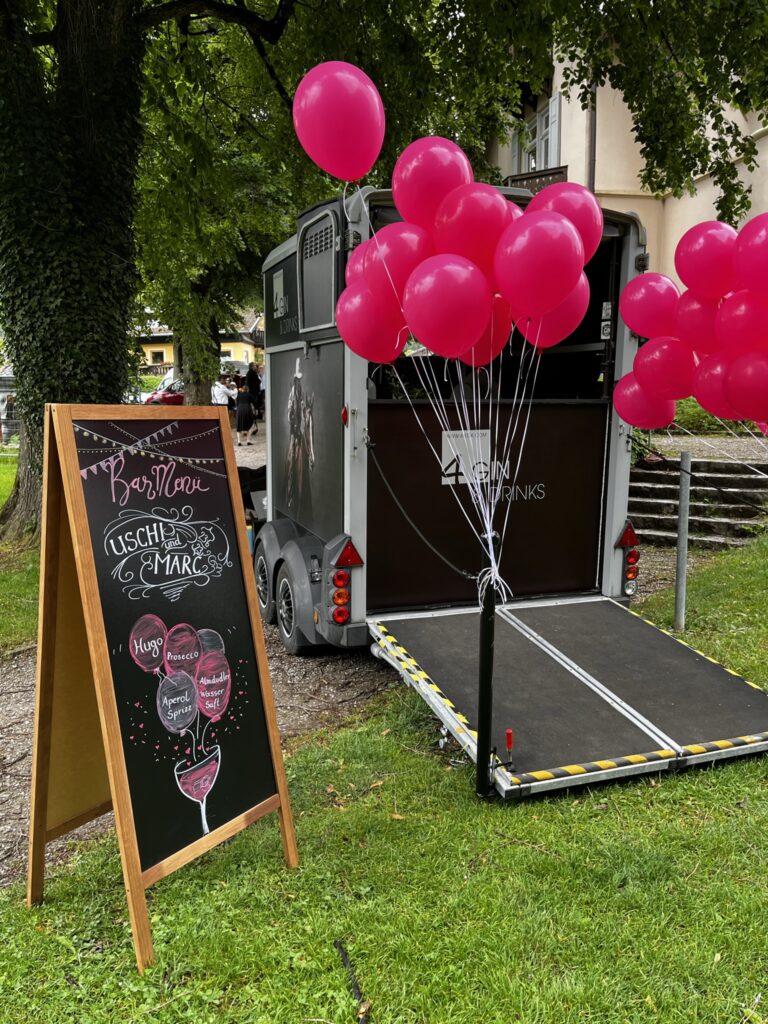 Sektempfang am Standesamt Garmisch-Partenkirchen Catering mit der Horsebox-Bar von 4 weddings & events by Uschi Glas