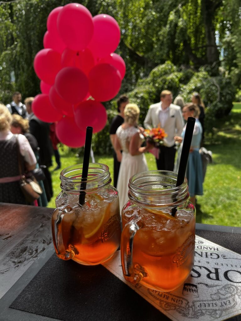 Sektempfang am Standesamt Garmisch-Partenkirchen Catering mit der Horsebox-Bar von 4 weddings & events by Uschi Glas